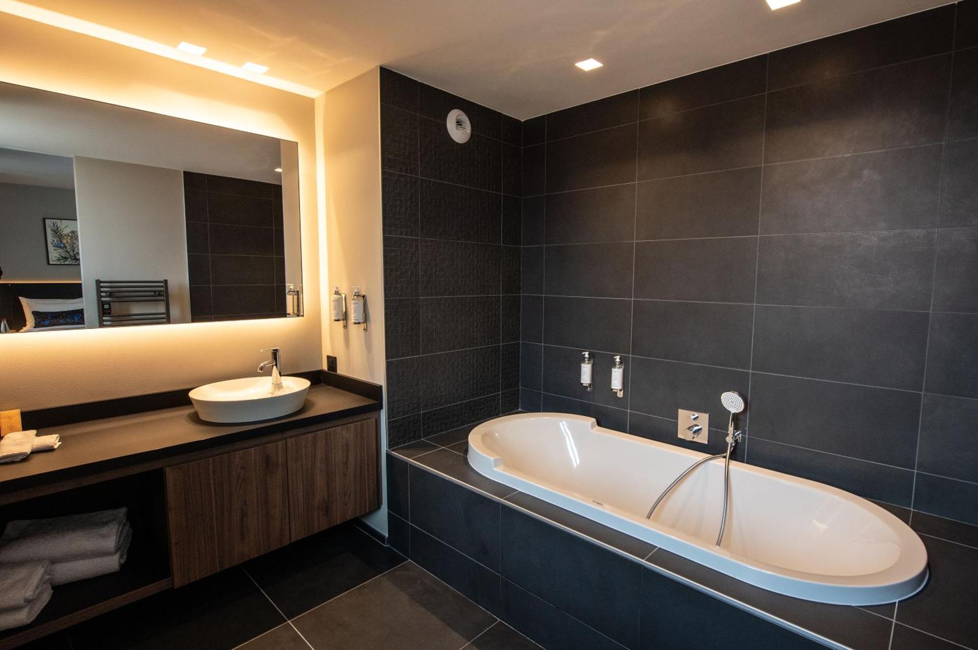 Best Western Premier Le Chapitre Hotel And Spa 르미르몽 외부 사진